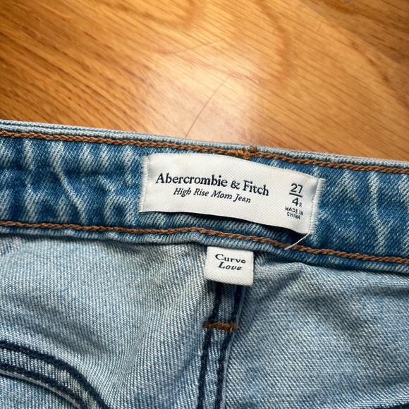 Abercrombie Curve Love Size 4 distressed Mom jeans. Worn twice. - Picture 4 of 4